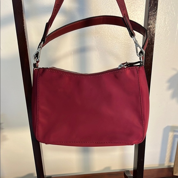 👜 GUESS Los Angeles Burgundy Crossbody Bag – Nylon & Faux Leather - Picture 4 of 10